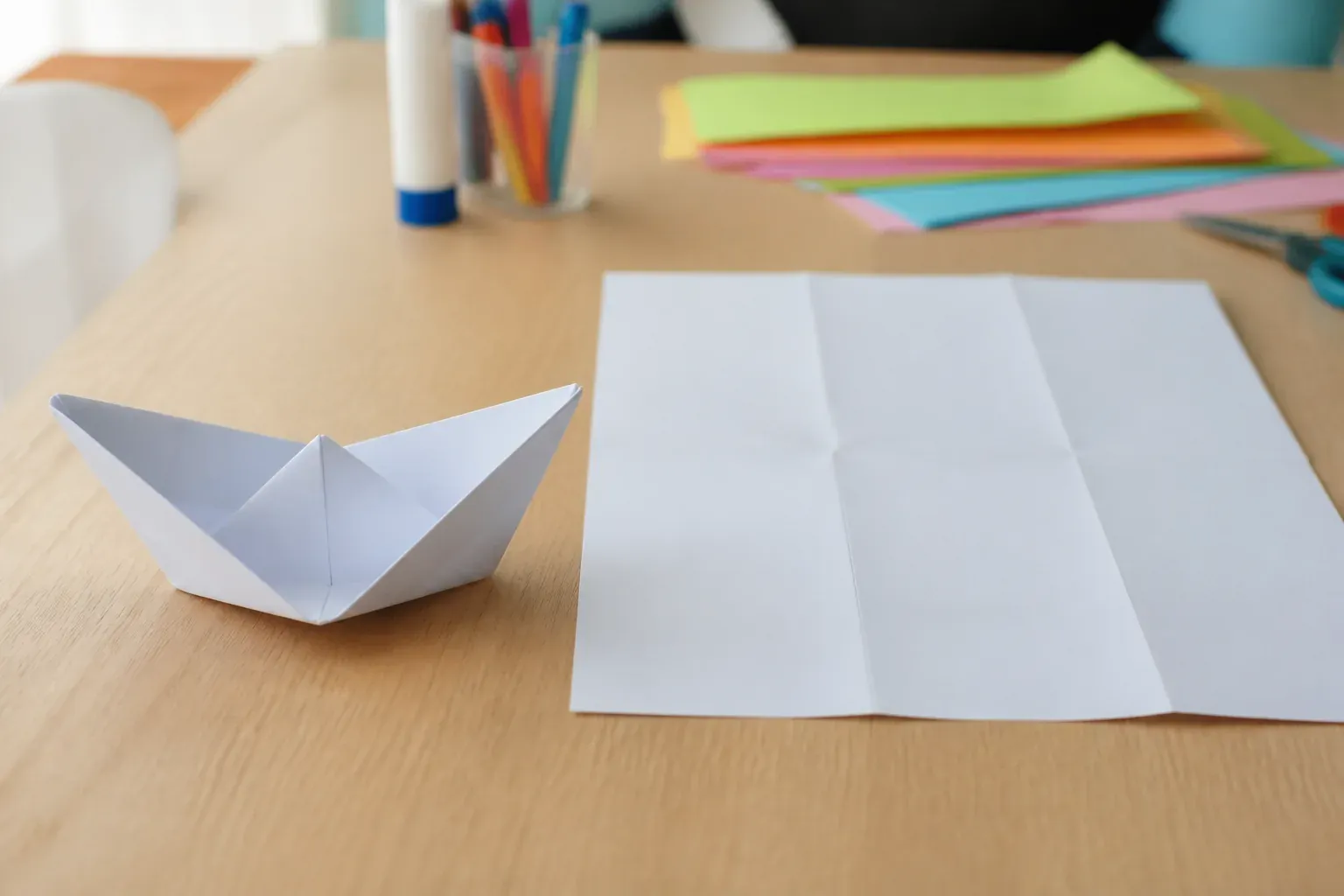Un bateau en papier origami à plier pour le faire flotter