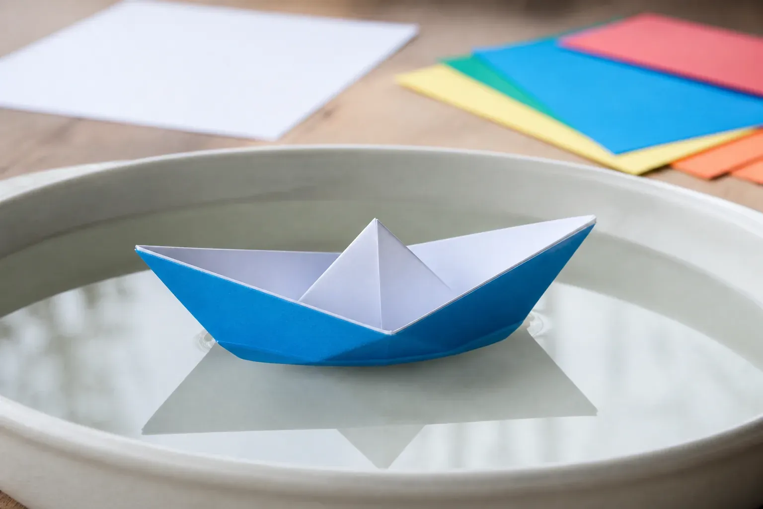 Un bateau en papier se plie facilement et flotte quelques instants