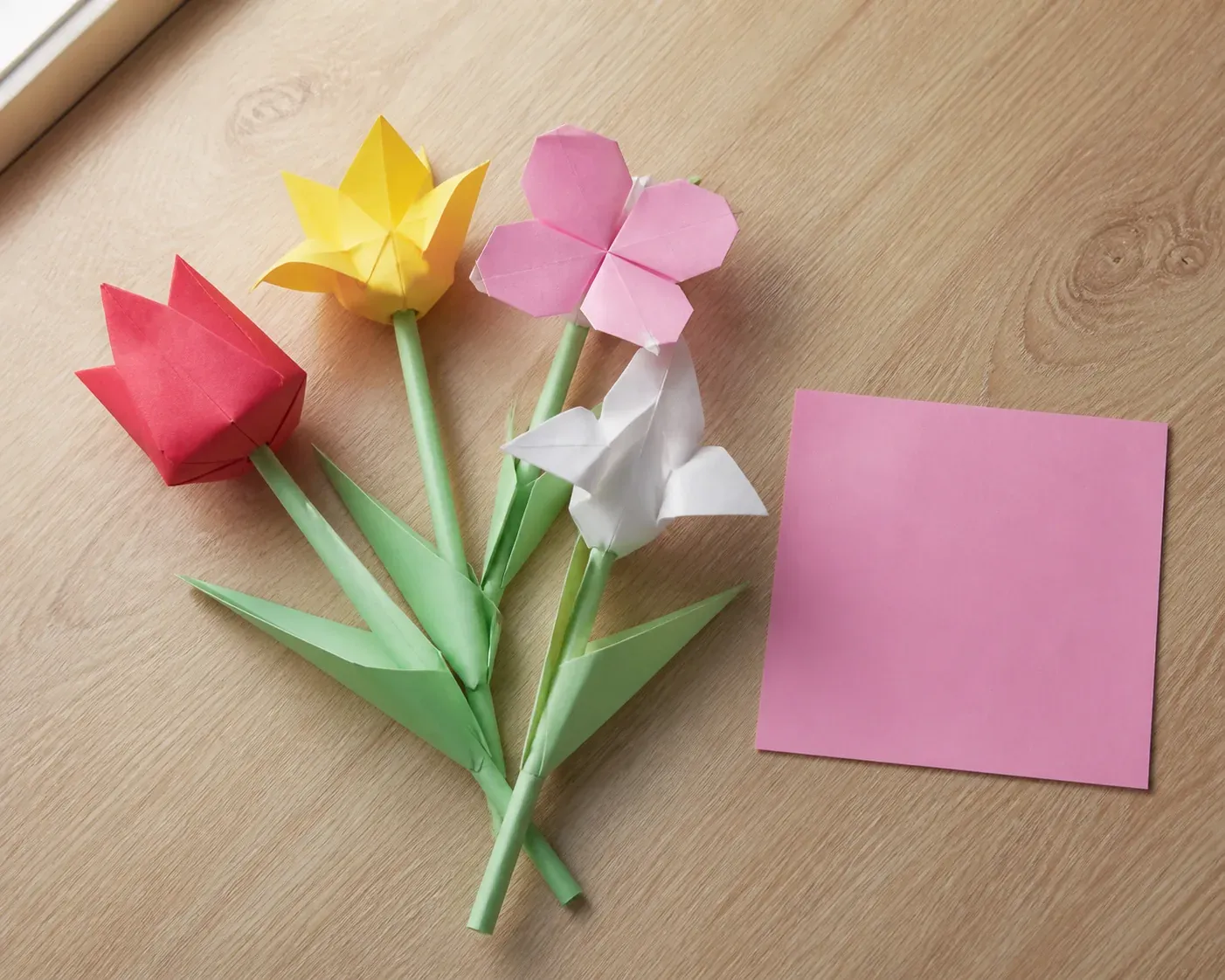 Une fleur en origami simple se plie en quelques gestes