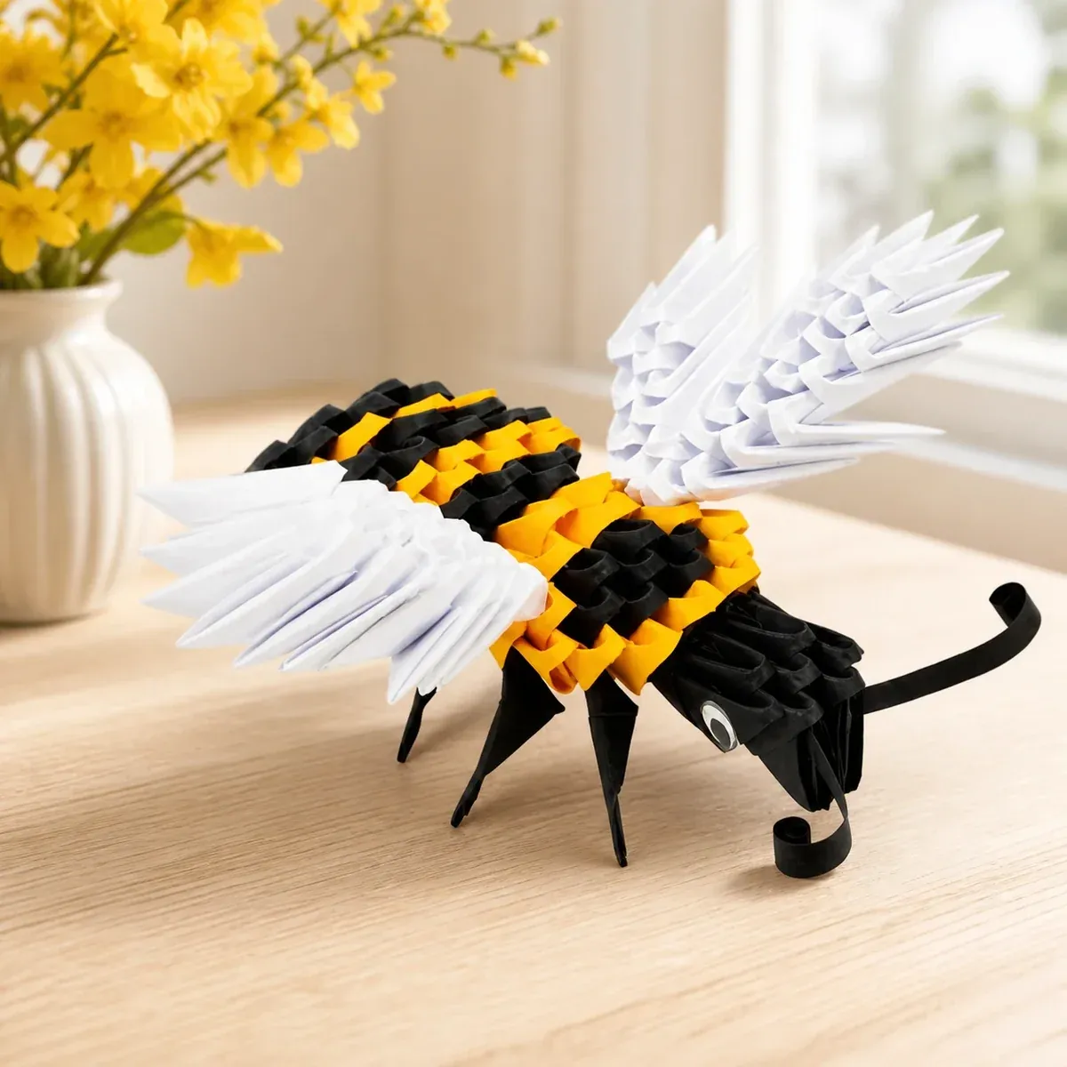 Kit origami 3D Abeille aux ailes déployées : sculpture en origami 3D, vue 1