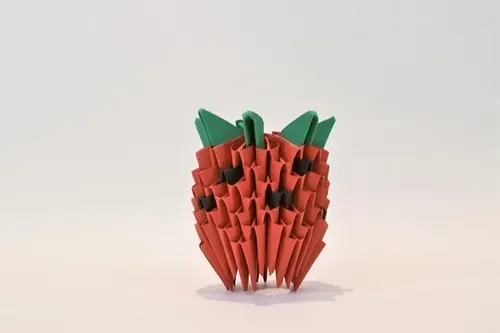 Kit origami 3D fraise rouge décorative : sculpture en origami 3D, vue 1